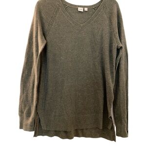 GAP top, thermal style, size Small. V-neck, long sleeves. Olive green.
